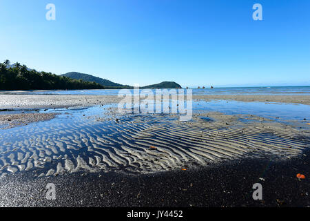 Le sable des motifs réalisés d'ilménite et de magnétite de l'érosion des granites, Cape Tribulation, Daintree National Park, Far North Queensland, Queensland, Australie, FNQ Banque D'Images