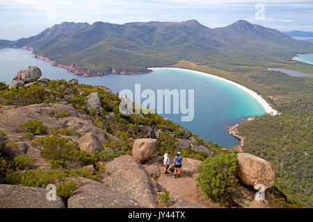 Wineglass Bay vue depuis le sommet du mont Amos Banque D'Images