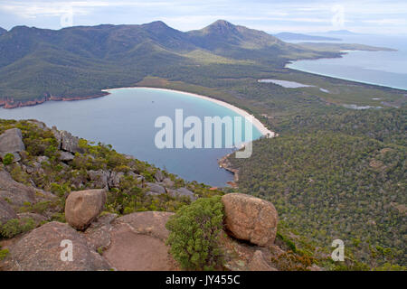 Wineglass Bay vue depuis le sommet du mont Amos Banque D'Images