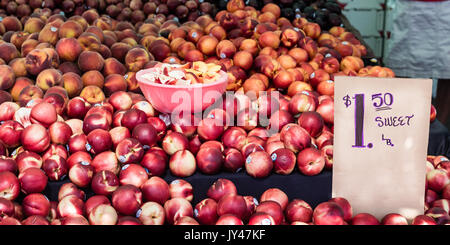 Livres de pêches et nectarines à vendre à un marché de producteurs de fruits. Banque D'Images