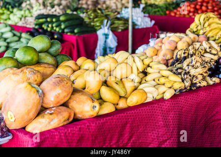 Mangues et fruits jaune colorée affichée à un marché aux puces, wc séparés Banque D'Images