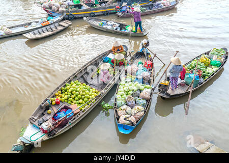 Voir ci-dessus l'achat d'agriculteurs entassés dans des bateaux avec des dizaines de marché flottant le long de la rivière du commerce des produits agricoles sert une Nouvelle Année Banque D'Images