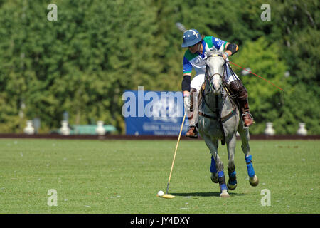 Tseleevo, dans la région de Moscou, Russie - le 26 juillet 2014 : Esteban Panelo de Moscou Polo Club en action lors du match contre l'équipe d'écoles britanniques pendant Banque D'Images