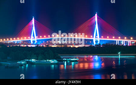 Ninh Kieu wharf de nuit changer au fil du temps montre le développement économique dans le Delta du Mékong, ce lieu attire aussi les touristes à visiter le week-end. Banque D'Images