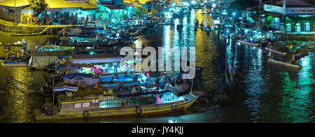 L'aube le marché flottant avec les lumières de nuit occupée bateaux transportant des marchandises au commerce agricole en préparation de Nouvel An lunaire dans Soc Tran Banque D'Images