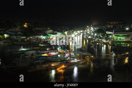 L'aube le marché flottant avec les lumières de nuit occupée bateaux transportant des marchandises au commerce agricole en préparation de Nouvel An lunaire dans Soc Tran Banque D'Images