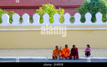 Les moines cambodgiens à l'extérieur du Palais Royal, Phnom Penh, Cambodge Banque D'Images