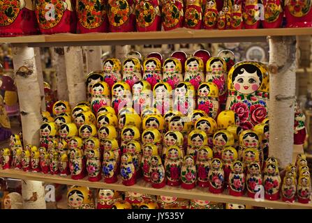 Poupées russes Matrioshka en vente en boutique Banque D'Images