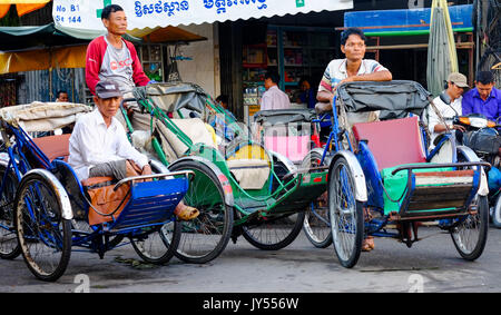 Pedicab cambodgien Riders, Phnom Penh, Cambodge Banque D'Images