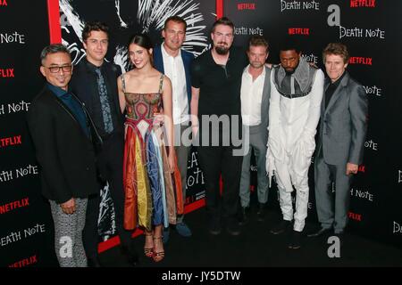 New York, NY, USA. Août 17, 2017. Paul Nakauchi, Nat Wolff, Margaret Qualley, Adam Wingard, Shea Whigham, Invité, LaKeith Stanfield, Willem Dafoe aux arrivées pour DEATH NOTE Series Premiere sur Netflix, AMC Loews Lincoln Square, New York, NY, le 17 août 2017. Crédit : Jason Mendez/Everett Collection/Alamy Live News Banque D'Images