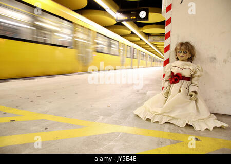 La poupée d'Annabelle : le film 'création' lors d'un photocall à U-Bahnhof Rathaus Steglitz le 17 août 2017 à Berlin, Allemagne. Banque D'Images