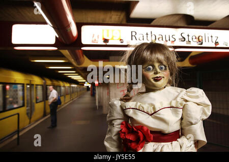 La poupée d'Annabelle : le film 'création' lors d'un photocall à U-Bahnhof Rathaus Steglitz le 17 août 2017 à Berlin, Allemagne. Banque D'Images