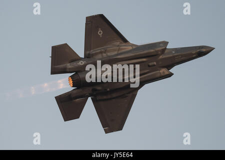 Abbotsford, Colombie-Britannique, Canada. Août 11, 2017. Un United States Air Force (USAF) Lockheed Martin F-35A Lightning II fighter jet utilise son dispositif de postcombustion pendant une antenne affichage à l'Abbotsford International Airshow, le 11 août 2017. Credit : Bayne Stanley/ZUMA/Alamy Fil Live News Banque D'Images