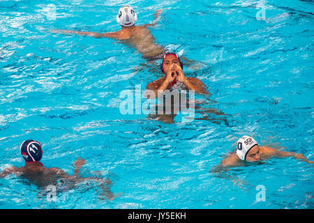 L'Indonésie Beby Willy Eka Paksi T salue la foule lors de la Singapour - Indonésie men's water-polo match du tournoi à la ronde à la South East Asian Games à Kuala Lumpur. Singapour drawed 4-4 avec l'Indonésie, Singapour se terminant après 52 ans de victoires. Singapour domine la compétition, après avoir gagné tous les jeux qu'ils ont joué dans les 26 éditions depuis le début de la péninsule de l'Asie du Sud-Est en 1965. Jeux à Kuala Lumpur, Malaisie, le 18 août 2017. Banque D'Images