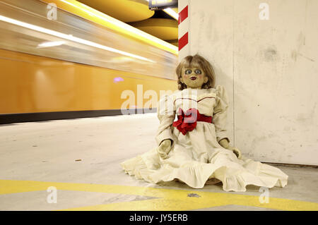 La poupée d'Annabelle : le film 'Création' lors d'un photocall à U-Bahnhof Rathaus Steglitz le 17 août 2017 à Berlin, Allemagne. | Verwendung weltweit Banque D'Images