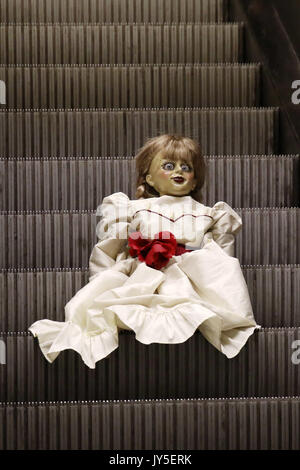 La poupée d'Annabelle : le film 'Création' lors d'un photocall à U-Bahnhof Rathaus Steglitz le 17 août 2017 à Berlin, Allemagne. | Verwendung weltweit Banque D'Images