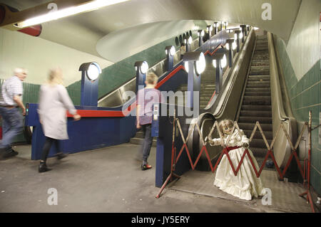 La poupée d'Annabelle : le film 'Création' lors d'un photocall à U-Bahnhof Rathaus Steglitz le 17 août 2017 à Berlin, Allemagne. | Verwendung weltweit Banque D'Images