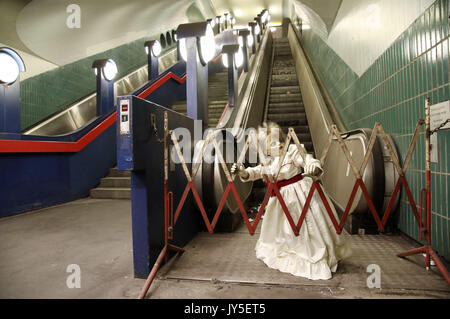 La poupée d'Annabelle : le film 'Création' lors d'un photocall à U-Bahnhof Rathaus Steglitz le 17 août 2017 à Berlin, Allemagne. | Verwendung weltweit Banque D'Images