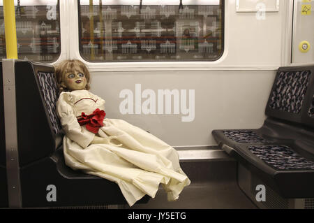 La poupée d'Annabelle : le film 'Création' lors d'un photocall à U-Bahnhof Rathaus Steglitz le 17 août 2017 à Berlin, Allemagne. | Verwendung weltweit Banque D'Images