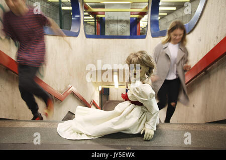 La poupée d'Annabelle : le film 'Création' lors d'un photocall à U-Bahnhof Rathaus Steglitz le 17 août 2017 à Berlin, Allemagne. | Verwendung weltweit Banque D'Images