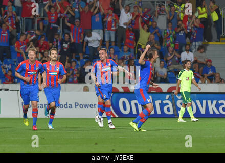 Les joueurs de Plzeň célébrer un but durant le 4ème tour de la coupe UEFA Europa League match de football FC Viktoria Plzen vs AEK Larnaka à Pilsen, République tchèque, le 17 août 2017. (CTK Photo/Slavomir Kubes) Banque D'Images