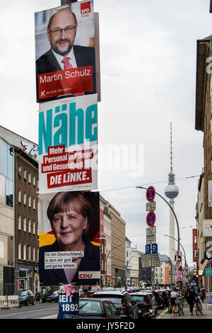 Berlin, Allemagne. Août 17, 2017. Des affiches électorales apparaissent dans les rues de Berlin. L'élection fédérale allemande a lieu le 24 septembre 2017 et tous les partis politiques sont en compétition pour l'espace pour promouvoir leurs candidats Crédit : Eden Breitz/Alamy Live News Banque D'Images