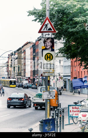 Berlin, Allemagne. Août 17, 2017. Des affiches électorales apparaissent dans les rues de Berlin. L'élection fédérale allemande a lieu le 24 septembre 2017 et tous les partis politiques sont en compétition pour l'espace pour promouvoir leurs candidats Crédit : Eden Breitz/Alamy Live News Banque D'Images