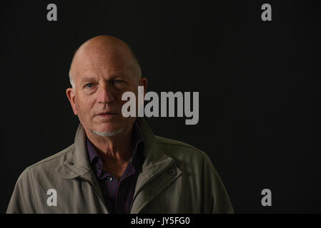 Edinburgh, Ecosse, Royaume-Uni. 18 août, 2017. Edinburgh International Book Festival. Vendredi 18 Août. L'archéologue et auteur John Hunter parle de son livre 'Les petites îles". Crédit : Stuart Cobley/Alamy Live News Banque D'Images