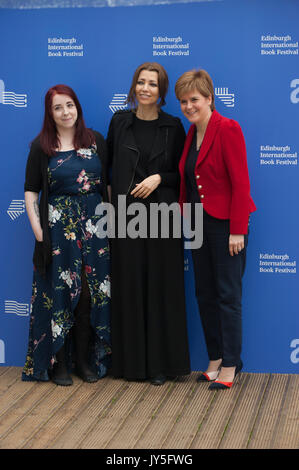 Edimbourg, Royaume-Uni,. 18 août 2017. (L à R) Heather McDaid, Elif Shafak et Nicola Sturgeon apparaissant au Edinburgh International Book Festival. Credit : Lorenzo Dalberto/Alamy Live News Banque D'Images