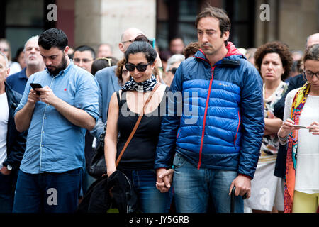 Gijon, Espagne. 18 août, 2017. Plusieurs personnes d'observer une minute de silence à la place de maire le 18 août 2017 à Gijon, en Espagne, pour les victimes de l'attaque terroriste contre les civils et de tourisme dans la région de Las Ramblas de Barcelone, le 17 août 2017. ©david Gato/Alamy Live News Banque D'Images