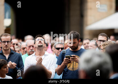 Gijon, Espagne. 18 août, 2017. Plusieurs personnes d'observer une minute de silence à la place de maire le 18 août 2017 à Gijon, en Espagne, pour les victimes de l'attaque terroriste contre les civils et de tourisme dans la région de Las Ramblas de Barcelone, le 17 août 2017. ©david Gato/Alamy Live News Banque D'Images