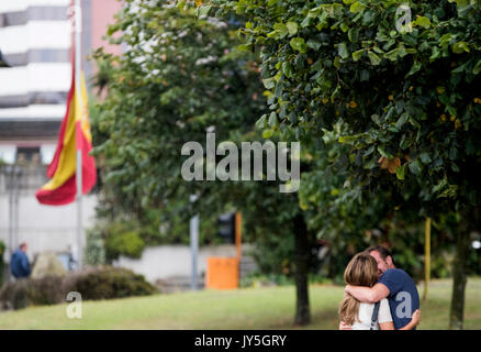 Gijon, Espagne. 18 août, 2017. Quelques câlins à Gijón le 18 août 2017, avec theSpanish drapeau en berne de l'Esla en bas pour les victimes de l'attaque terroriste contre les civils et de tourisme dans la région de Las Ramblas de Barcelone, le 17 août 2017. ©david Gato/Alamy Live News Banque D'Images