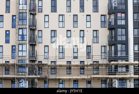 UK : bardage retiré de tour de blocs à Kennedy Gardens de Billingham, dans le nord est de l'Angleterre. Banque D'Images