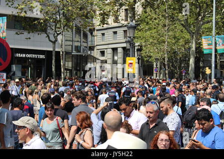 Barcelone, Espagne. 18 août, 2017. Les gens réunis dans la Plaza de Catalunya, pour rendre hommage à la mort d'au moins 14 victimes et plus de 100 blessés dans l'attaque terroriste qui a eu lieu sur la Rambla de Barcelone le jour avant le Geromella Crédit : Dino/Alamy Live News Banque D'Images