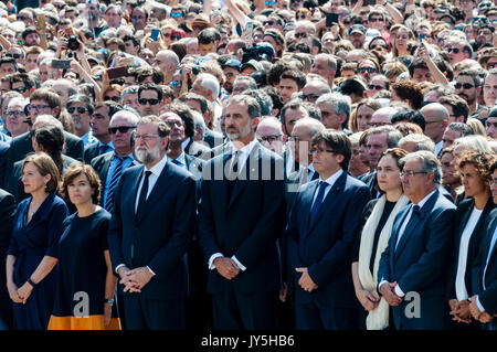 Barcelone, ​​Spain. 18 août 2017. (De gauche à droite), Président du Parlement de Catalogne Carme Casa Las Cañitas, vice-premier ministre espagnole Soraya Saenz de Santamaria ; Premier Ministre, Mariano Rajoy, le Roi Philippe VI de France, Président régional de la Catalogne, Carles Puigdemont ; le maire de Barcelone, ​​Ada Colau ; fabrication d'une minute de silence à la Plaza de Catalunya, en hommage aux victimes de l'attaque terroriste à Barcelone et Cambrils. Credit : Cisco Pelay / Alamy Live News Banque D'Images