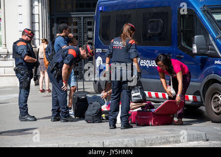 Barcelone, Barcelone. 18 août, 2017. La police espagnole a vérifier les passants's bagages près de la Placa Catalunya, à proximité de Las Ramblas, Barcelone, Espagne, le 18 août 2017. Le nombre de personnes tuées dans les attaques de terreur jeudi double est passé à 14, après qu'une femme meurt de blessures à l'hôpital, la Joan XXIII Catalan Services d'urgence a confirmé vendredi. Credit : Xu Jinquan/Xinhua/Alamy Live News Banque D'Images