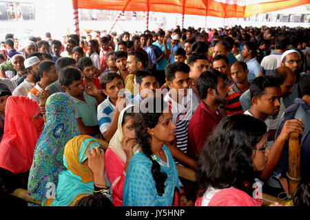 Dhaka, Bangladesh. 18 août, 2017. Les gens en file d'attente jusqu'à l'achat de billets d'autobus avant d'Eid-ul-Azha à Gabtoli gare routière de Dhaka, capitale du Bangladesh, le 18 août, 2017. Comme le saint Eid-ul-Azha est proche, le Bangladesh commencé à vendre des billets de train et d'autobus vendredi pour assurer un voyage sans souci en vous pour des millions de personnes qui se rassembleront pour célébrer l'un des plus grands festivals religieux avec leurs proches. Credit : Salim Reza/Xinhua/Alamy Live News Banque D'Images