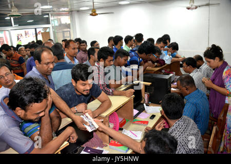 Dhaka, Bangladesh. 18 août, 2017. Les gens en file d'attente jusqu'à l'achat de billets d'autobus avant d'Eid-ul-Azha à Gabtoli gare routière de Dhaka, capitale du Bangladesh, le 18 août, 2017. Comme le saint Eid-ul-Azha est proche, le Bangladesh commencé à vendre des billets de train et d'autobus vendredi pour assurer un voyage sans souci en vous pour des millions de personnes qui se rassembleront pour célébrer l'un des plus grands festivals religieux avec leurs proches. Credit : Salim Reza/Xinhua/Alamy Live News Banque D'Images