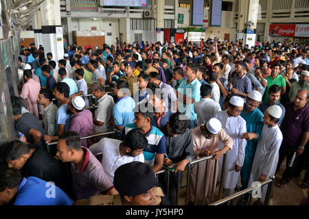 Dhaka, Bangladesh. 18 août, 2017. Les gens en file d'attente jusqu'à l'achat de billets d'autobus avant d'Eid-ul-Azha à Gabtoli gare routière de Dhaka, capitale du Bangladesh, le 18 août, 2017. Comme le saint Eid-ul-Azha est proche, le Bangladesh commencé à vendre des billets de train et d'autobus vendredi pour assurer un voyage sans souci en vous pour des millions de personnes qui se rassembleront pour célébrer l'un des plus grands festivals religieux avec leurs proches. Credit : Salim Reza/Xinhua/Alamy Live News Banque D'Images