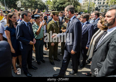 Barcelone, Espagne. 18 août, 2017. Le roi d'Espagne Felipe VI accueille les membres de la Garde Civile. Des centaines de personnes assistent à la veillée et une minute de silence pour les victimes de l'attaque terroriste de Barcelone qui a causé 13 décès. 18 août, Barcelone Espagne. Credit : SOPA/Alamy Images Limited Live News Banque D'Images