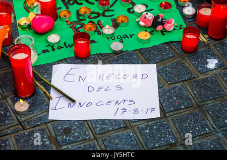 Barcelone, Espagne. 18 août, 2017. Bougies d'être déposer sur le marbre à la mémoire des victimes innocentes. Des centaines de personnes assistent à la veillée et une minute de silence pour les victimes de l'attaque terroriste de Barcelone qui a causé 13 décès. 18 août, Barcelone Espagne. Credit : SOPA/Alamy Images Limited Live News Banque D'Images