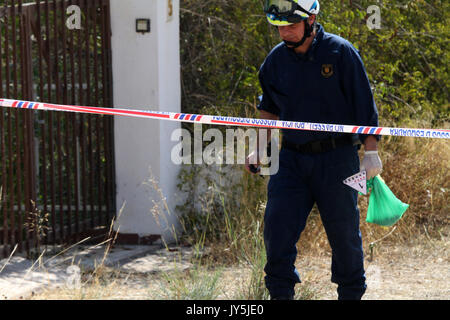 Alcanar (Espagne). Août 17, 2017. Un agent de police recueille des éléments de preuve après l'explosion d'une maison à Alcanar, Espagne, le 17 août 2017. L'incident de la petite ville est connecté à la suite des attaques terroristes de Barcelone et Cambrils le 17 août 2017 selon l'avis de l'enquêteur. Photo : Sofia Cabanes/dpa/Alamy Live News Banque D'Images