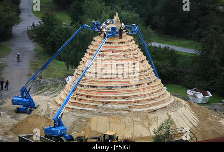 Duisburg, Allemagne. 17 août, 2017. dpatop - 'Set' sur le travail des sculpteurs sandcastle au Landschaftspark Nord (lit. parc paysage nord) à Duisburg, le 17 août 2017. Avec une hauteur de 15, 50 mètres du château doit briser le record du monde actuel qui est à 14, 84 mètres. Photo : Ina Fassbender/dpa/Alamy Live News Banque D'Images