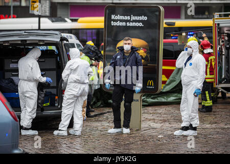 Turku, Finlande. 18 août 2017. Les enquêteurs sur les lieux d'agression au couteau dans la place du marché de Turku. Deux personnes ont été tués et six autres blessés dans une attaque au couteau place du marché de Turku et Puutori. La police a réussi à arrêter l'attaquant en quelques minutes après le premier appel d'urgence en tirant sur lui à la cuisse. Credit : Jarmo Piironen/Alamy Live News Banque D'Images