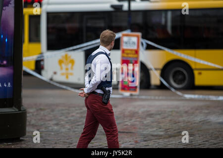 Turku, Finlande. 18 août 2017. La région à la police garde Place du marché de Turku. Deux personnes ont été tués et six autres blessés dans une attaque au couteau place du marché de Turku et Puutori. La police a réussi à arrêter l'attaquant en quelques minutes après le premier appel d'urgence en tirant sur lui à la cuisse. Credit : Jarmo Piironen/Alamy Live News Banque D'Images