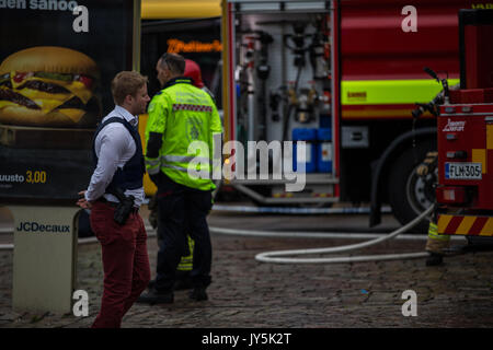 Turku, Finlande. 18 août 2017. La région à la police garde Place du marché de Turku. Deux personnes ont été tués et six autres blessés dans une attaque au couteau place du marché de Turku et Puutori. La police a réussi à arrêter l'attaquant en quelques minutes après le premier appel d'urgence en tirant sur lui à la cuisse. Credit : Jarmo Piironen/Alamy Live News Banque D'Images