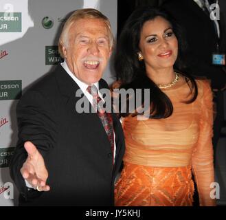 Photos de fichier : Bruce Forsyth ; Wilnelia Merced World Tennis Association Pre-Wimbledon Party organisée à la toiture Gardens, Kensington, London, UK, 17 juin 2010. Pour piQtured Ian@piqtured.com Ventes Contact : Tél. :  +44(0)791 626 2580 (Photo par Richard Goldschmidt/Piqtured) Credit : Riche Gold/Alamy Live News Banque D'Images