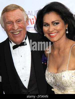 Photos de fichier : Bruce Forsyth et épouse Wilnelia Londres, Royaume-Uni, 20 mai 2010 : Les enfants de Caudwell Butterfly Ball qui a eu lieu au Battersea Evolution. Pour piQtured Ian@piqtured.com Ventes Contact :  +44(0)791 626 2580 (Photo par Richard Goldschmidt/Piqtured) Credit : Riche Gold/Alamy Live News Banque D'Images