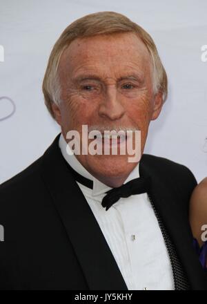 Photos de fichier : Bruce Forsyth, Londres, Royaume-Uni, 20 mai 2010 : Les enfants de Caudwell Butterfly Ball qui a eu lieu au Battersea Evolution. Pour piQtured Ian@piqtured.com Ventes Contact :  +44(0)791 626 2580 (Photo par Richard Goldschmidt/Piqtured) Credit : Riche Gold/Alamy Live News Banque D'Images