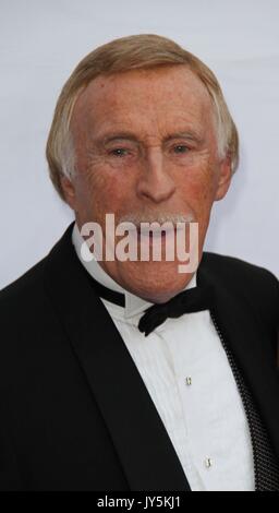 Photos de fichier : Bruce Forsyth, Londres, Royaume-Uni, 20 mai 2010 : Les enfants de Caudwell Butterfly Ball qui a eu lieu au Battersea Evolution. Pour piQtured Ian@piqtured.com Ventes Contact :  +44(0)791 626 2580 (Photo par Richard Goldschmidt/Piqtured) Credit : Riche Gold/Alamy Live News Banque D'Images